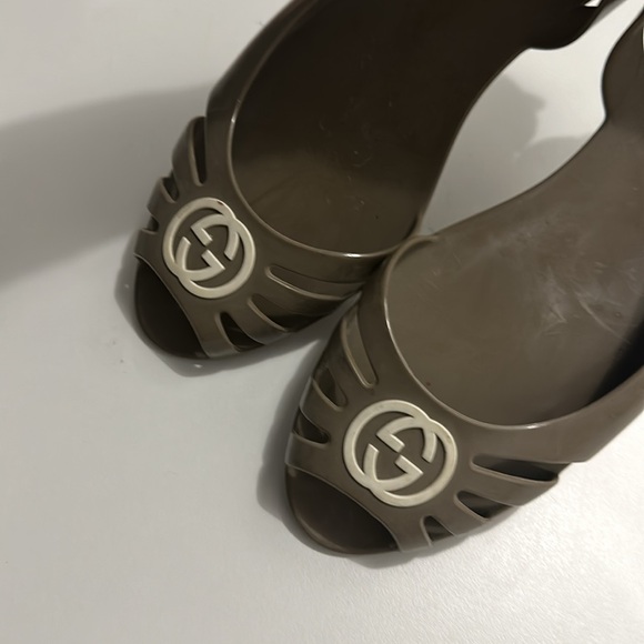 GUCCI. Dark beige flats w/ open toe 100% authentic size 7.5 - Picture 2 of 5